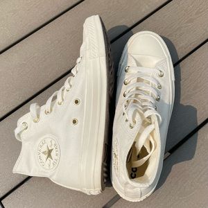 BRAND NEW egret white/gold chuck taylor all star converse, size 6.5 women